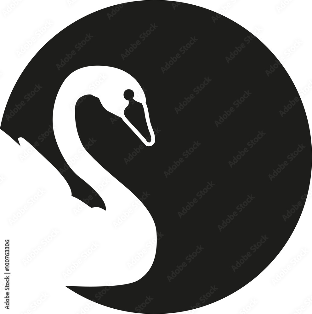 Fototapeta premium Swan silhouette in front of the moon