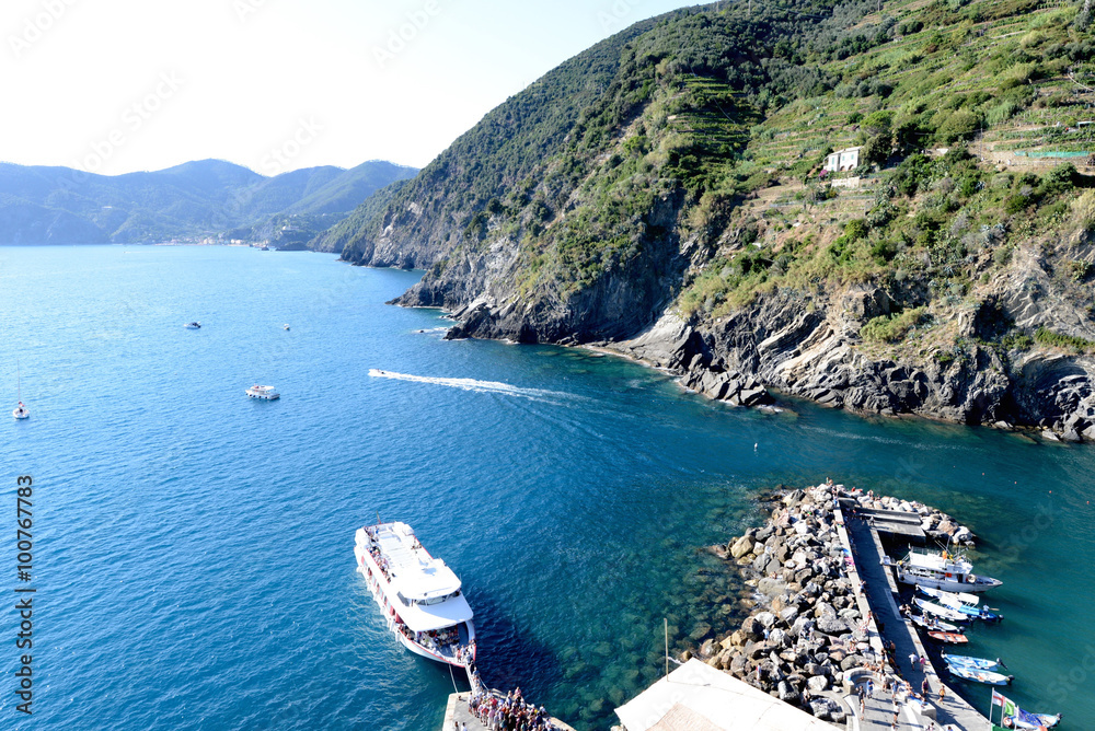 Obraz premium Boat unloads people in Vernazza, Cinque Terre