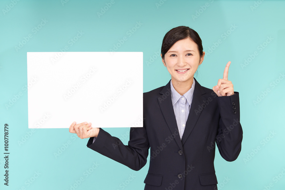 ホワイトボードを持つ女性