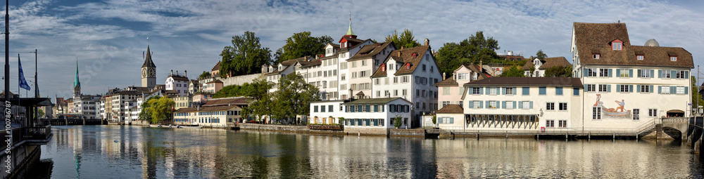 Panoramafoto Zürich Schipfe Heiri-Steg Wandmalerei, Fraumuenster St. Peter Lindenhof Wasserspiegelung Limmat