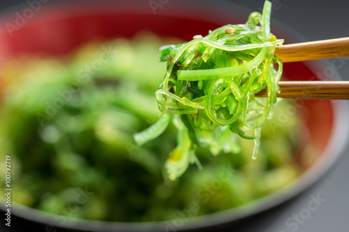 Algensalat auf Stäbchen