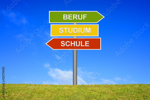 Schild Wegweiser zeigt Schule Studium Beruf photo