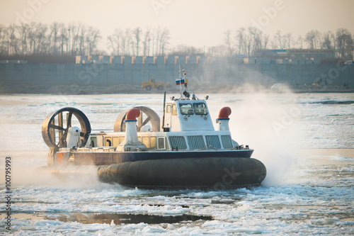 Foto Russian ACV Hovercraft in Action on a Frosen River. Air Cushion