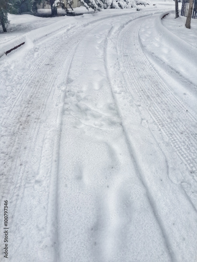 Karlı yolda araba tekerlek izi viraj kar manzarası yolculuk ve kış şartları