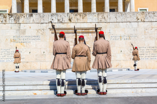Bild auf Leinwand Ceremonial changing guards in Athens