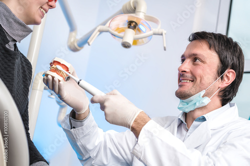 patientin wird vom zahnarzt beraten 
