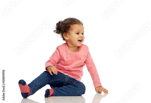 Fototapeta Naklejka Na Ścianę i Meble -  smiling little baby girl sitting on floor