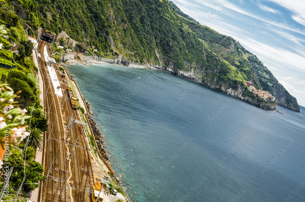 Obraz premium Cinque terre railway tracks surrounded by green mountains