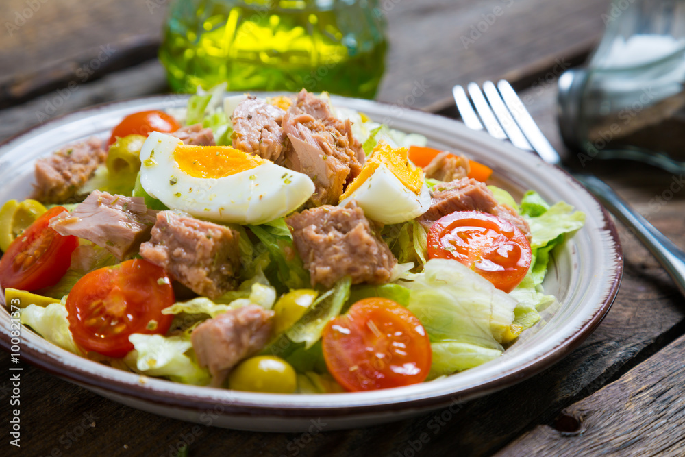 Fresh vegetable salad with tuna