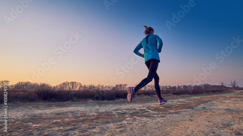 ragazza atletica si allena all'aperto su terra di sera