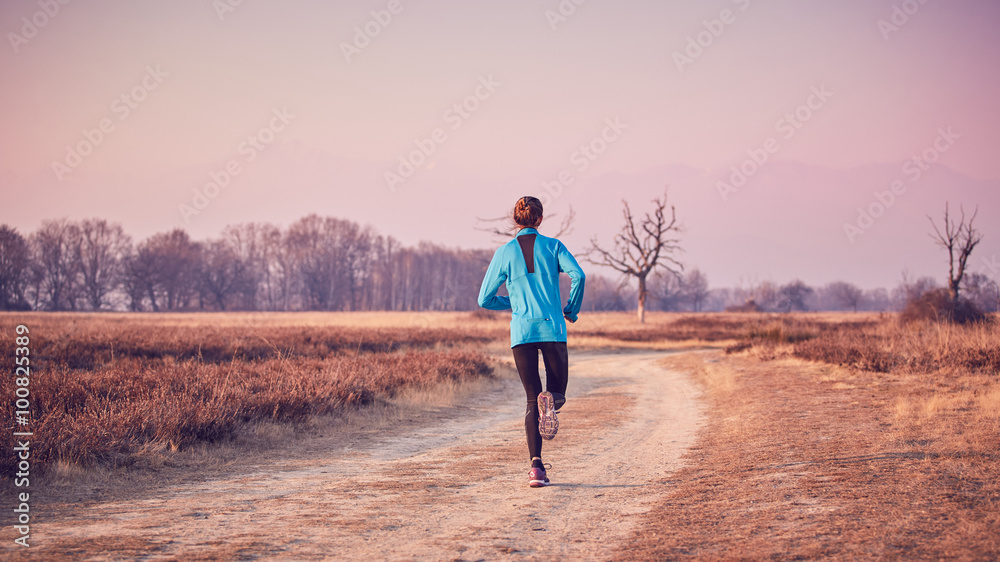 ragazza atletica si allena all'aperto su terra di sera ragazza atletica si allena all'aperto su terra di sera