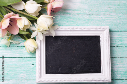 Fototapeta Naklejka Na Ścianę i Meble -  Fresh  spring tulips and narcissus flowers and empty blackboard