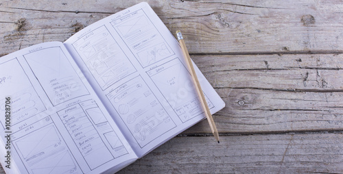 Boceto layout sketch sobre papel de aplicación para teléfono móvil o tablet. Esquema dibujado a lápiz