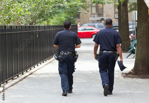 Two police officers from the back in the center of Manhattan. Fototapet