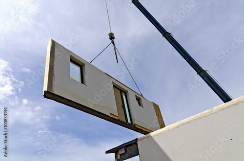 Autokran mit Hauswand