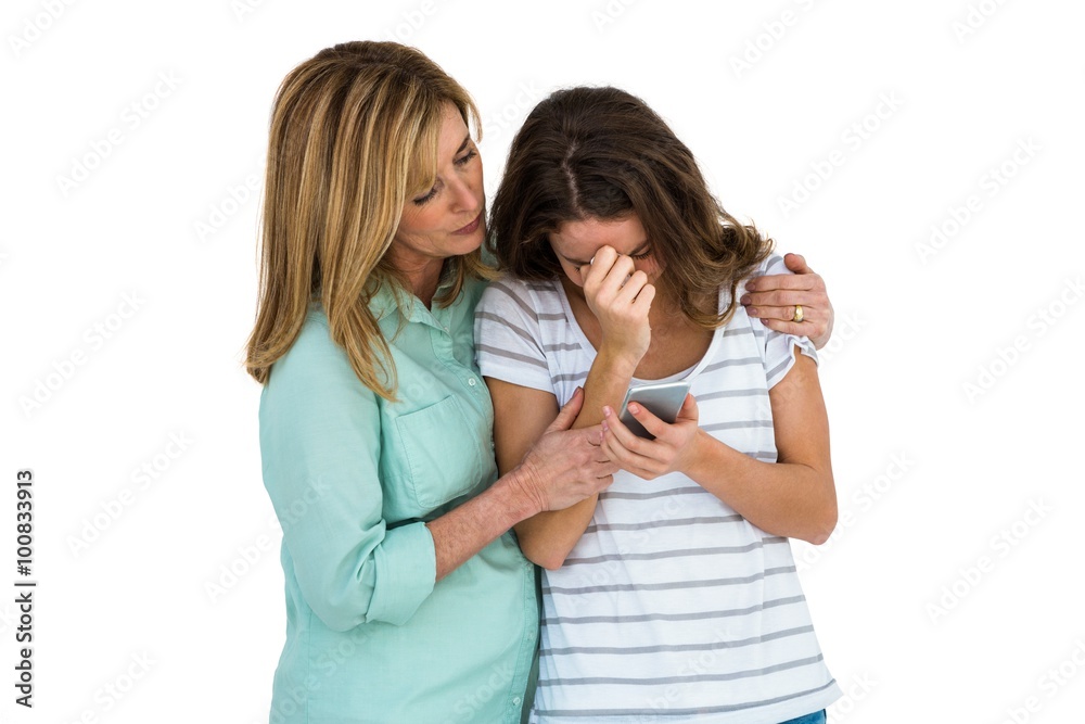 Mother comforting her daughter foto de Stock | Adobe Stock