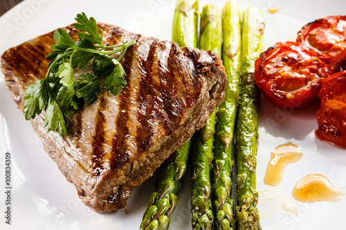 Grilled beefsteak and asparagus