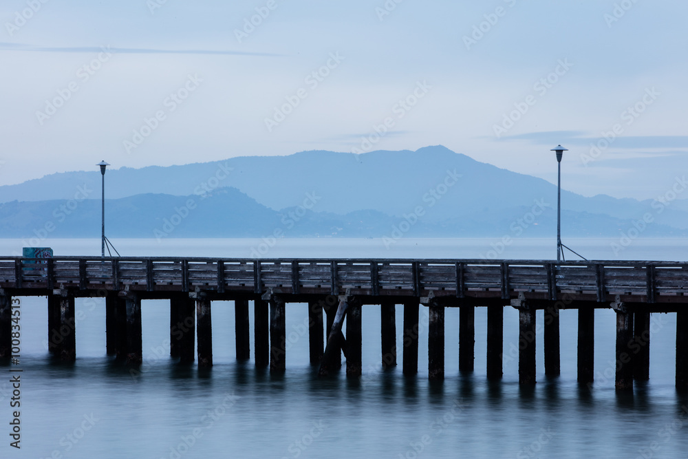 Obraz premium Berkeley Pier and Mount Tamalpais