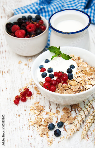 breakfast with fresh berries