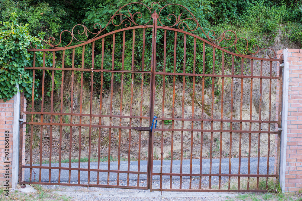 Cancello di ferro chiuso, ingresso a villa gialla Cancello di ferro chiuso, ingresso a villa gialla
