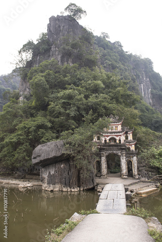 Arco y puerta de entrada en un templo budista en Nimh Binh, Vietnam