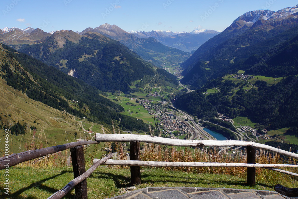 Blick vom Gotthardpass auf Airolo im Valle Leventina
