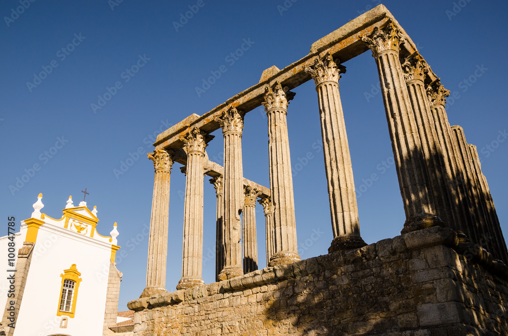 Obraz premium view of the temple of diane in Evora, unesco heritage site. portugal