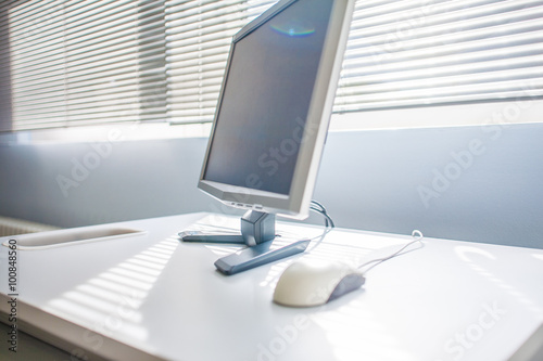 computer auf einem tisch