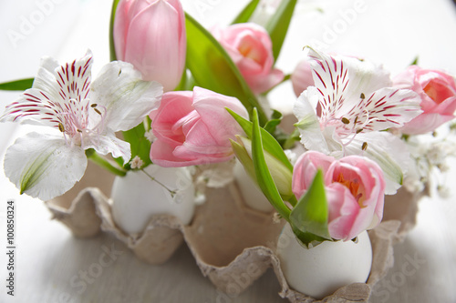 Easter decoration with flowers © azurita