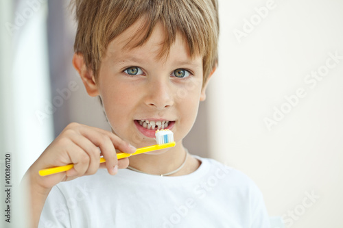 Kid are washing teeth 