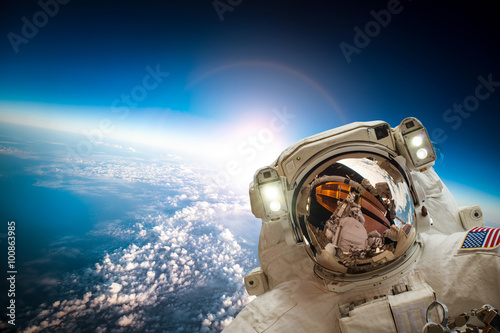 Folia na okno łazienkowe Astronauta w kosmosie