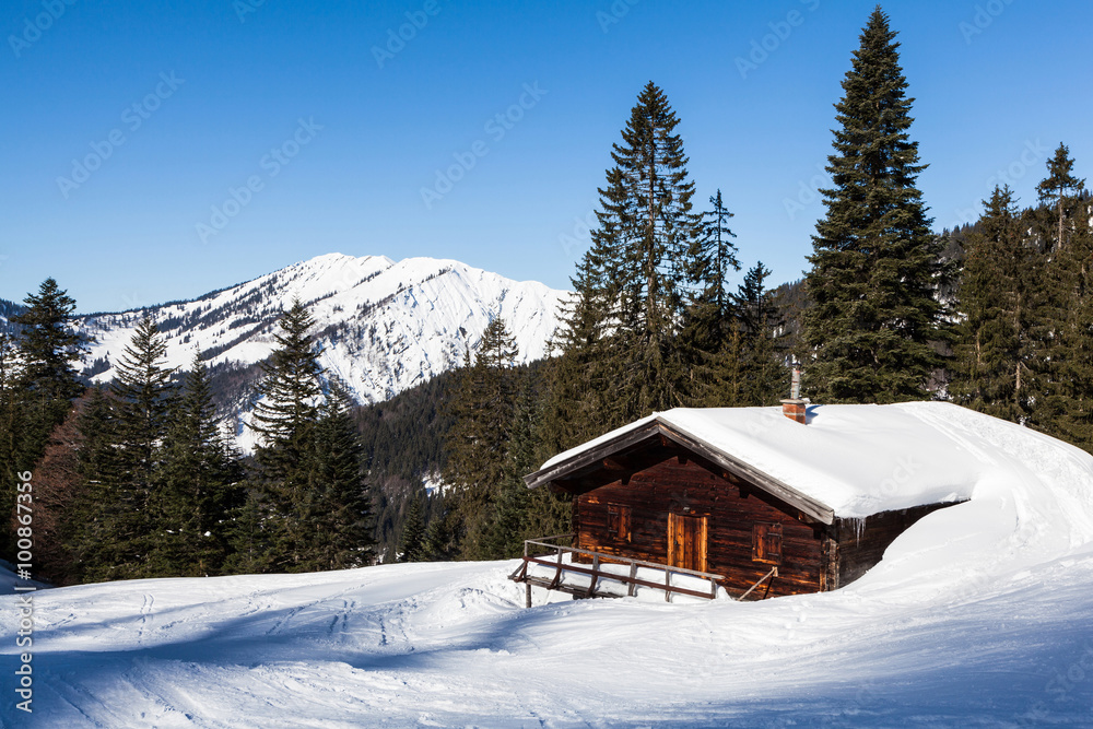Winterliche Berghütte