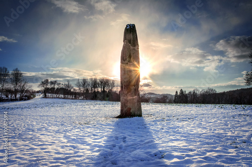 Saarland – Gollenstein Menhir bei Blieskastel im Winter im Gegenlicht