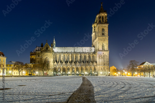 Dom zu Magdeburg Kirche bei Nacht im Winter unter Sternenhimmel 