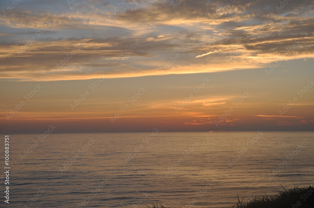 日本海に沈む夕陽 海 美しい 新潟 空 荘厳 日本海に沈む夕陽 海 美しい 新潟 空 荘厳