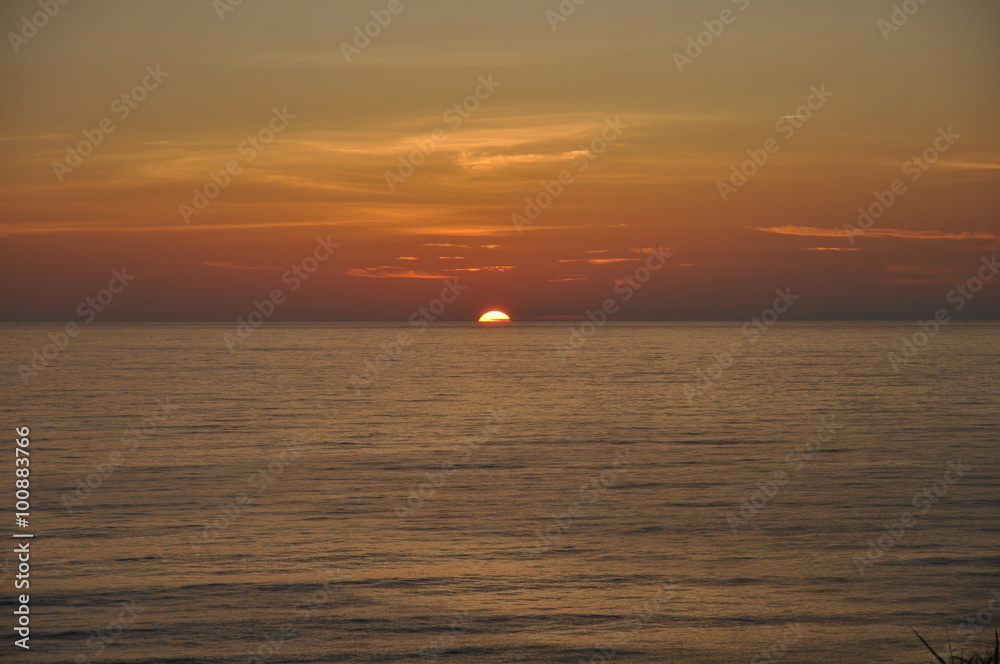 日本海に沈む夕陽 海 美しい 新潟 空 荘厳 日本海に沈む夕陽 海 美しい 新潟 空 荘厳