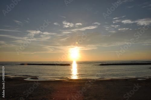 日本海に沈む夕陽 海 空 美しい 新潟
