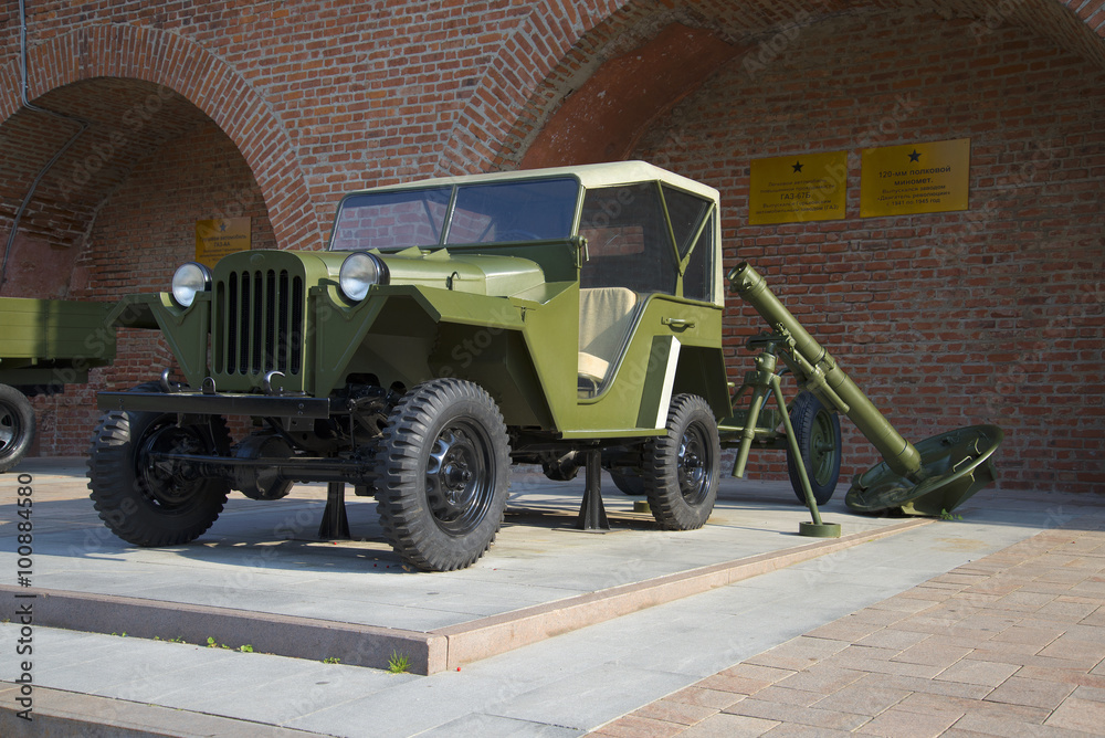 Автомобиль ГАЗ-67Б и 120-мм миномет в экспозиции техники Великой Отечественной войны в Нижегородском кремле