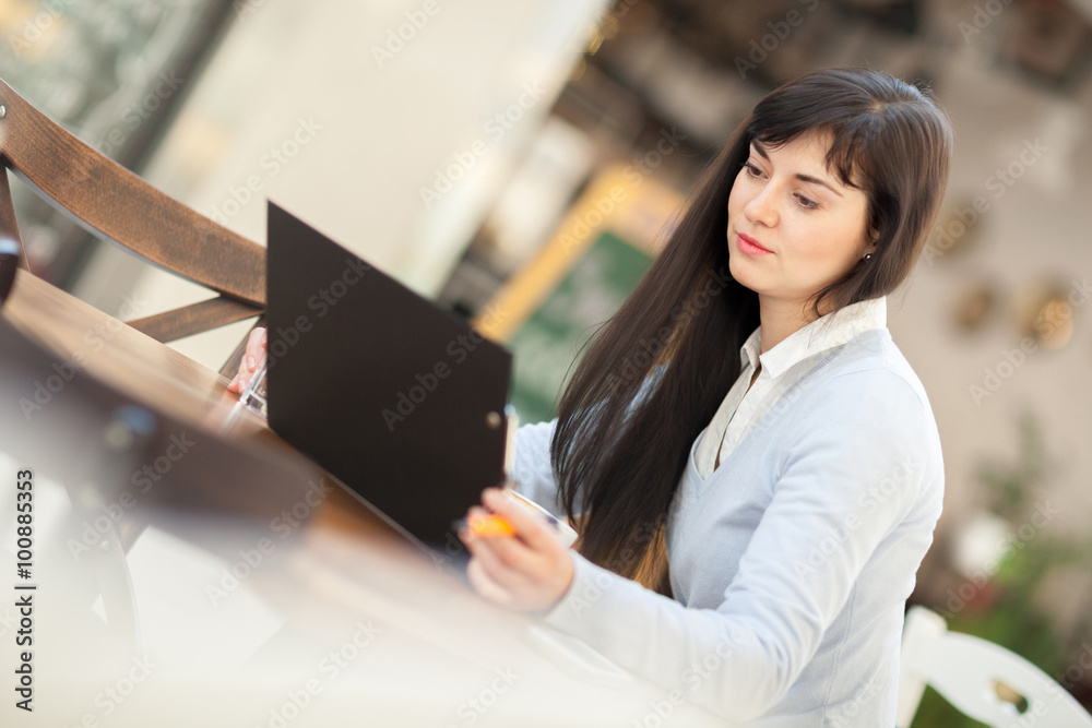 Obraz premium successful young businesswoman in a cafe