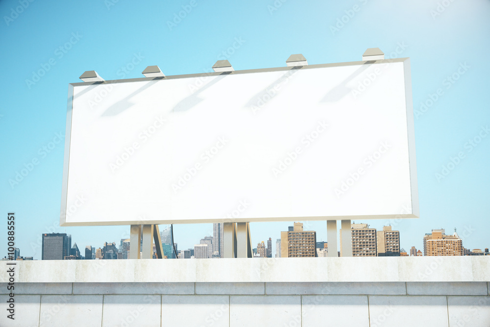 Obraz premium Big empty billboard on the background of the city, mock up