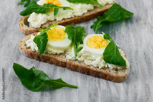 Spring sandwiches with cheese, eggs and rucola