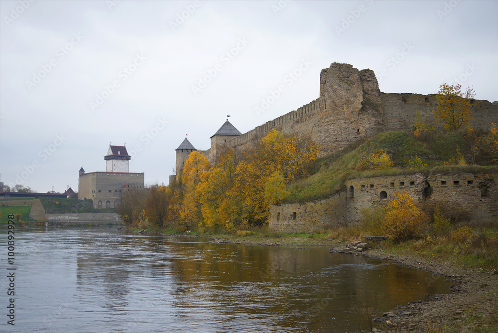 Пасмурный октябрьский день на реке Нарова. Ивангород, Россия
