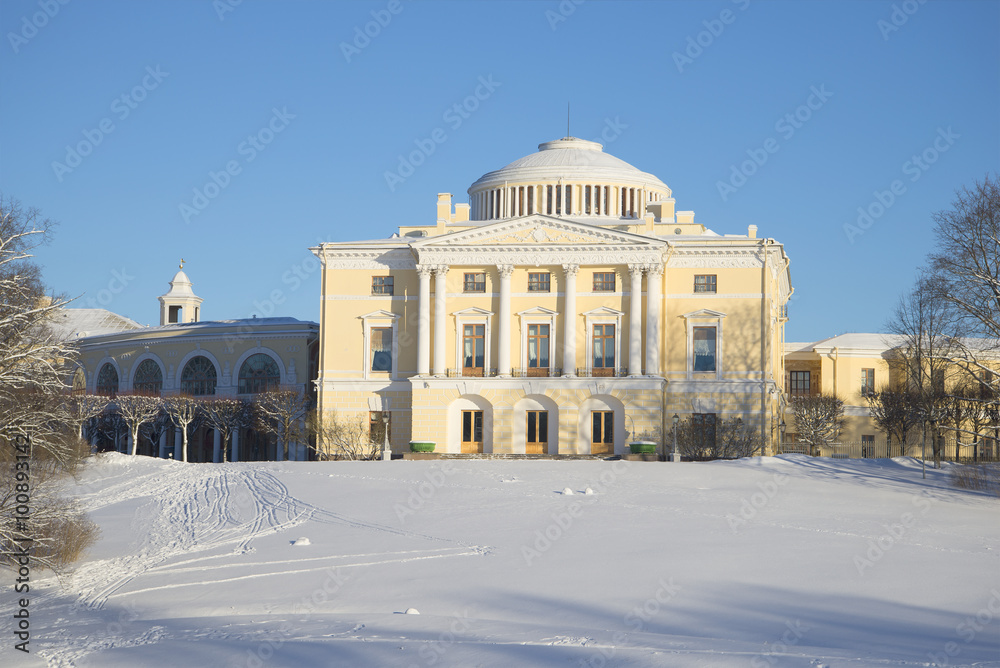 Павловский дворец солнечным февральским днем