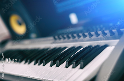Obraz na płótnie Midi keyboard. Home recording studio with professional monitors.