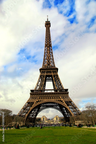 Eiffel tower in Paris, France © pink candy