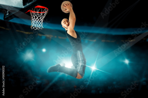 Concentrated basketball player in black jersey makes reverse sla © ponomarencko