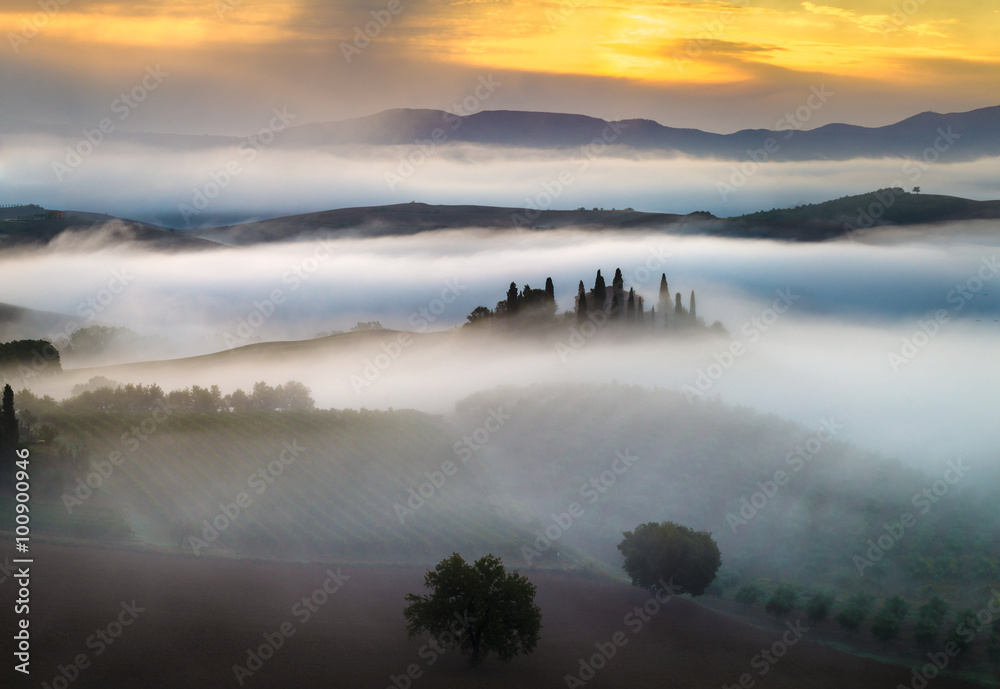 Fototapeta premium Toskański krajobraz o poranku