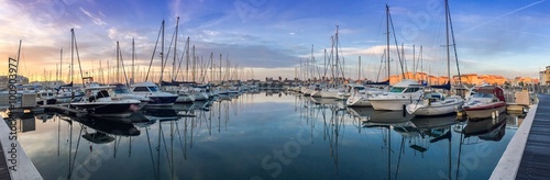 Panoramique de la marina du Cap d'Agde au soleil levant, dans l'Hérault, en Occitanie, France