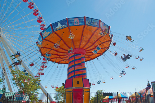 Chicago, Illinois: seggiolini volanti e la ruota panoramica al molo, Navy Pier, 23 settembre 2014 photo