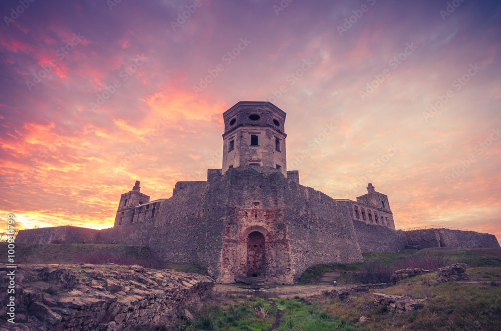 Obraz premium Ruins of baroque castle Krzyztopor in Ujazd, Poland during colorful sunrise
